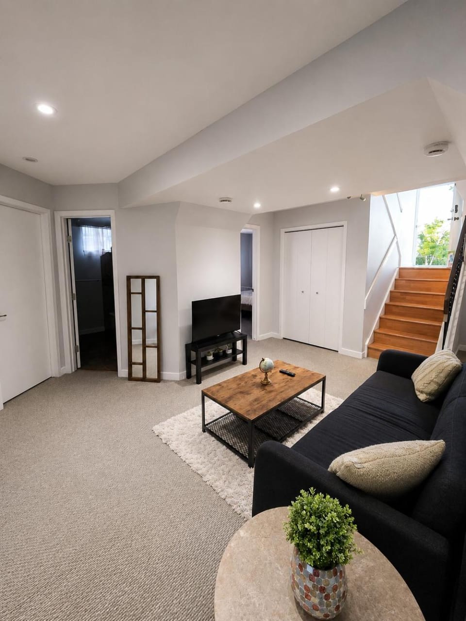 Modern 2-Bedroom Suite, 3-Min Walk to C-Train & Shopping Apartment in Calgary
