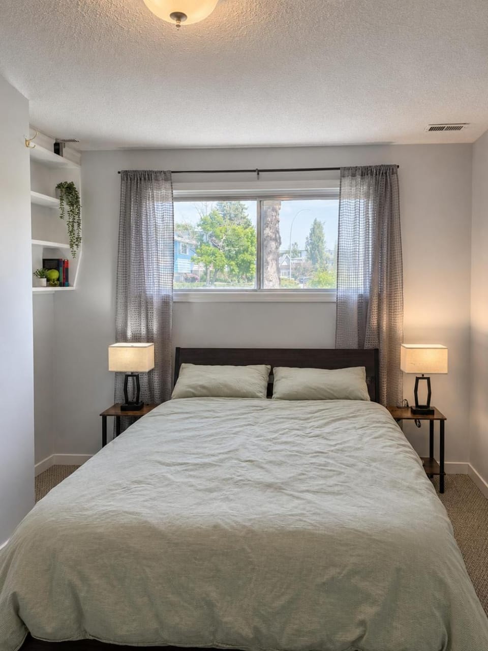 Modern 2-Bedroom Suite, 3-Min Walk to C-Train & Shopping Apartment in Calgary