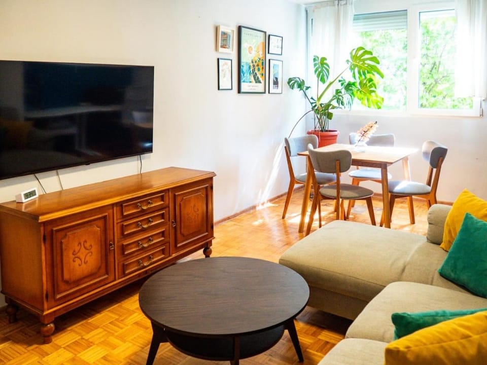 Colorful Cheyf in the city center Apartment in Sarajevo