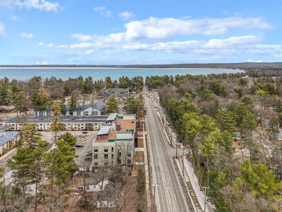 Hot Tub, Downtown Nearby, Book now for Summer 2026! Apartment in Traverse City