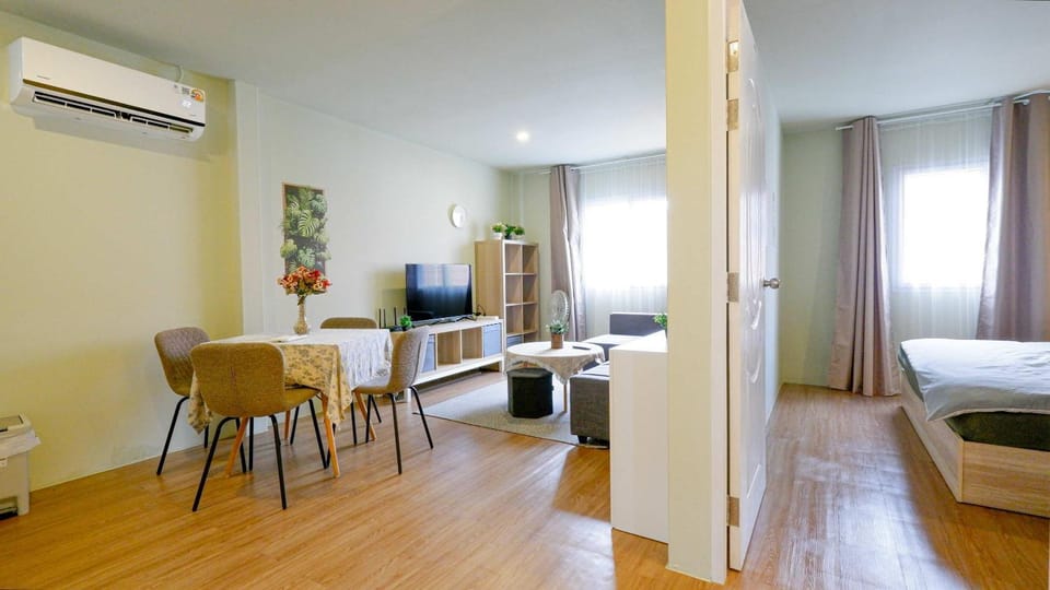 Photo of the whole room, Dining area