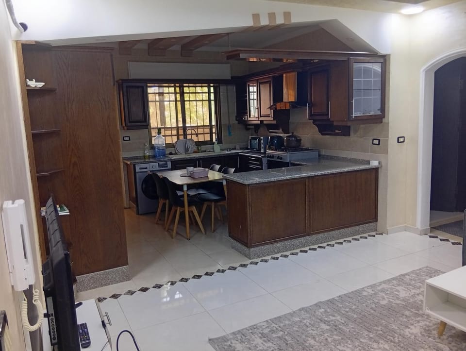 شقه 3 غرف نوم وغرفه ضيوف وصاله فرش ايكيا خلف الراهبات الورديه اربد Apartment in North District