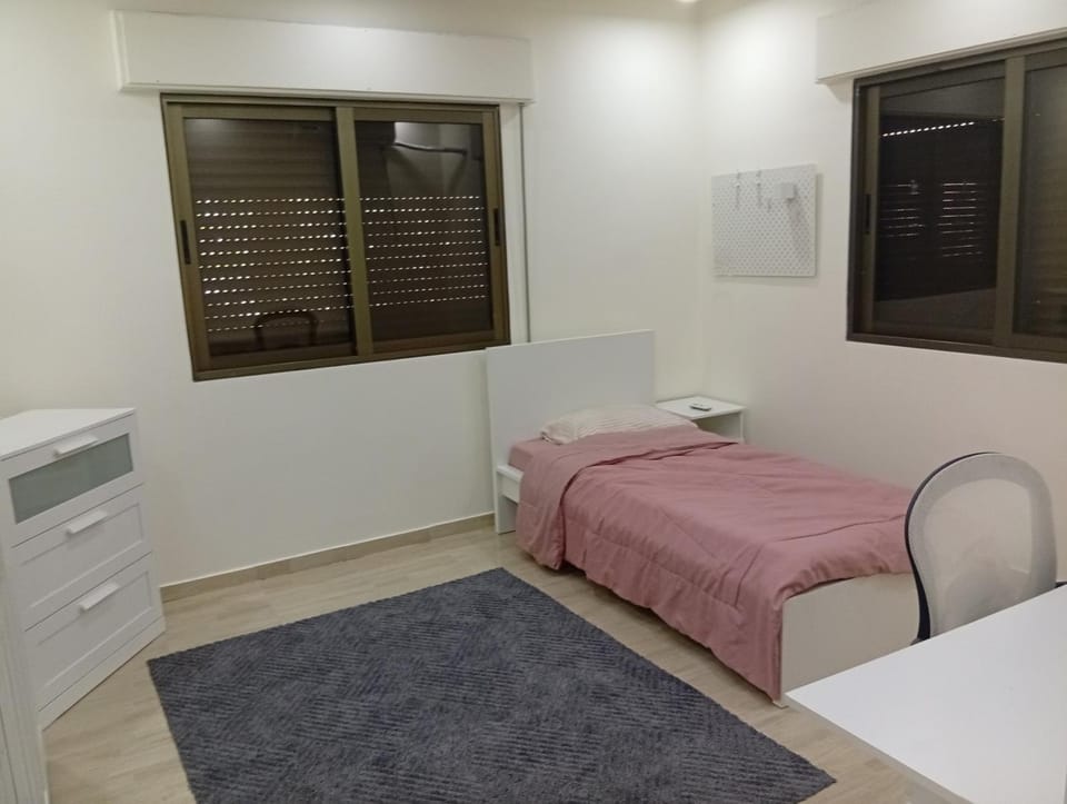 شقه 3 غرف نوم وغرفه ضيوف وصاله فرش ايكيا خلف الراهبات الورديه اربد Apartment in North District