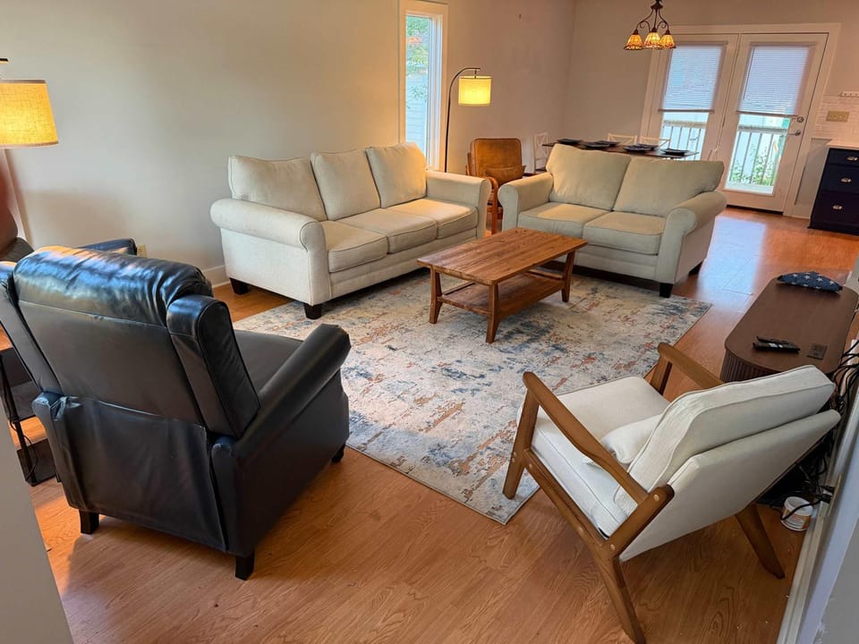 Neighborhood home - 10 min walk to the beach, Pets, Fenced yard House in Oak Island