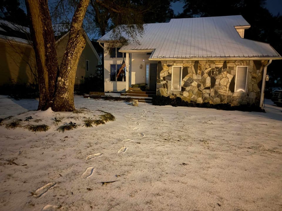Neighborhood home - 10 min walk to the beach, Pets, Fenced yard House in Oak Island
