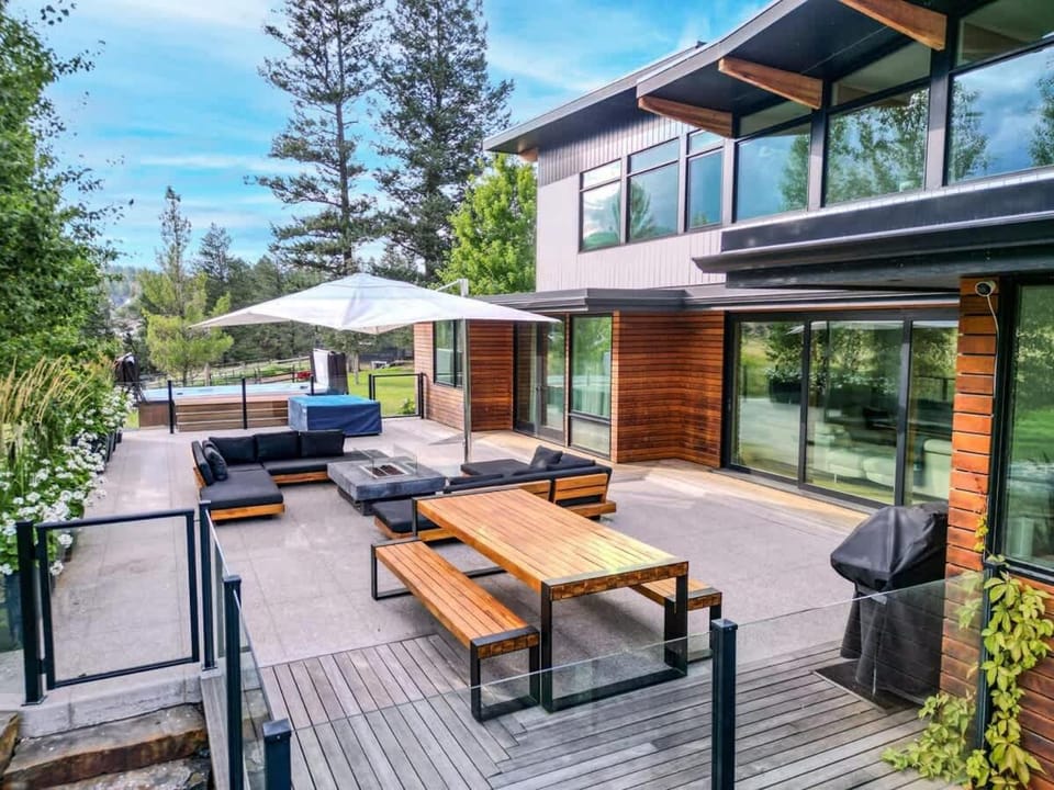 Mountain View Estate 42 Acre Luxury Getaway Invermere House in Invermere
