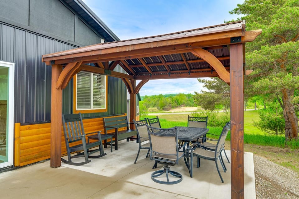 3 Mi to Lake! Golfer's Oasis on Summit Course House in Michigan