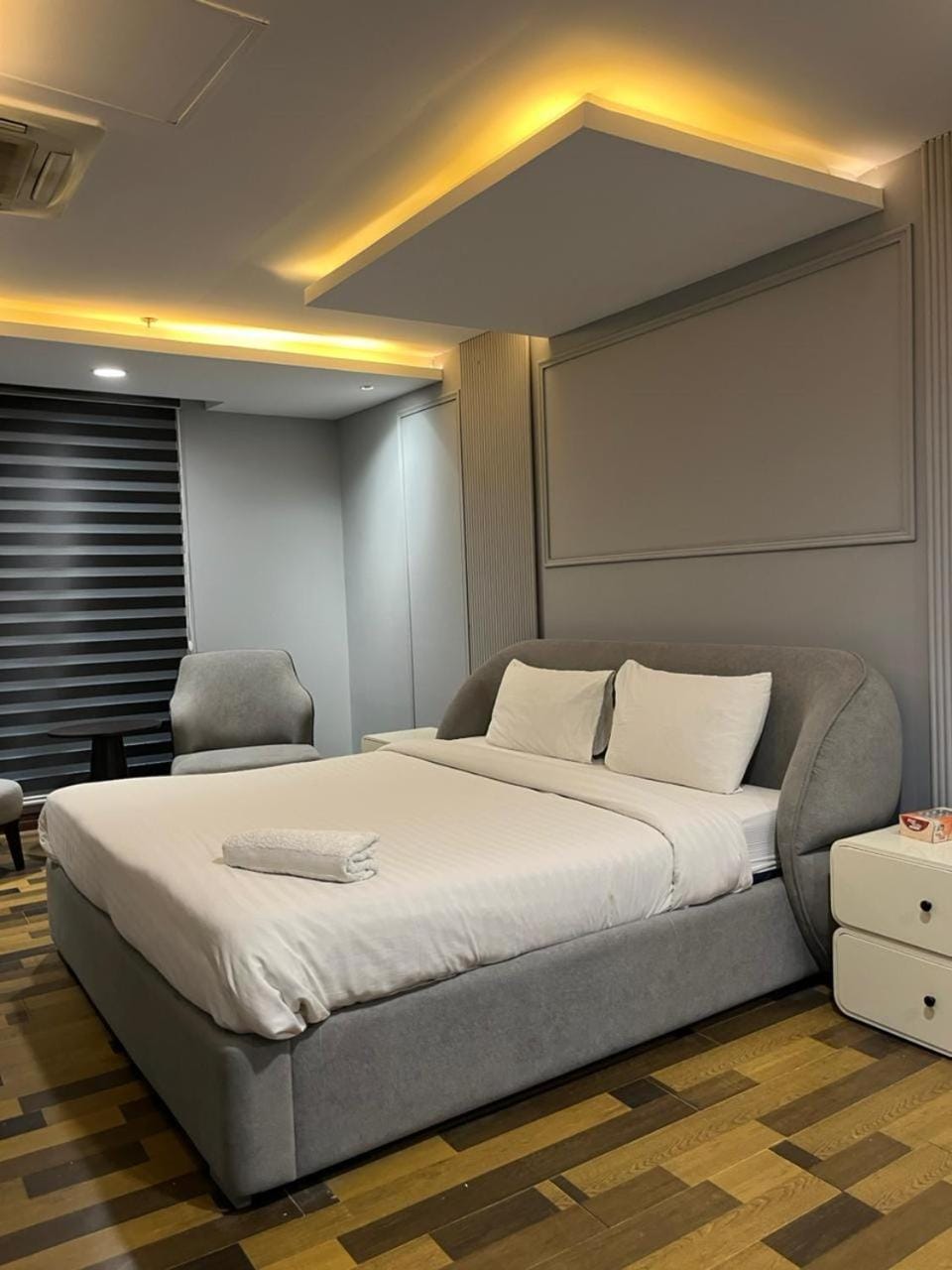 Bed, Living room, Photo of the whole room, Seating area, Bedroom