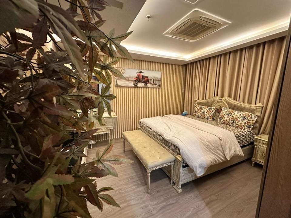 Bed, Living room, Photo of the whole room, Seating area, Bedroom