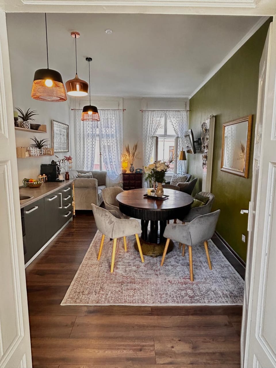 Kitchen or kitchenette, Living room, Seating area, Dining area