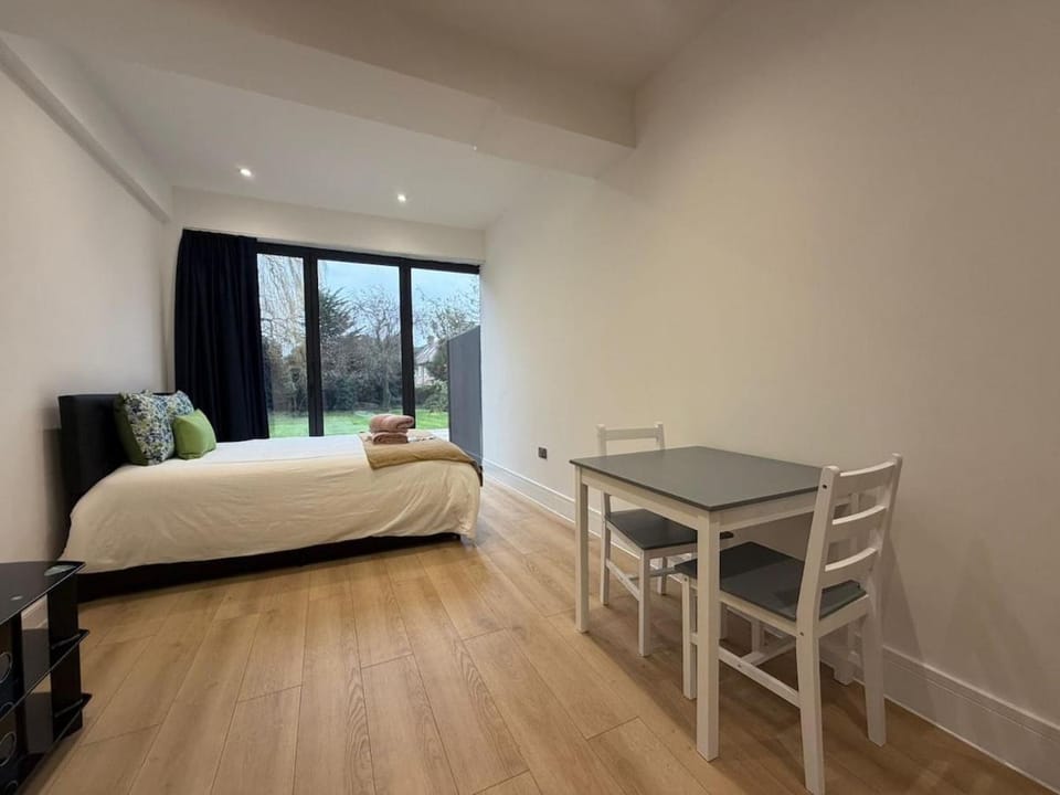 Luxury Studio 1 Min to East Finchley Station, N2 Apartment in London
