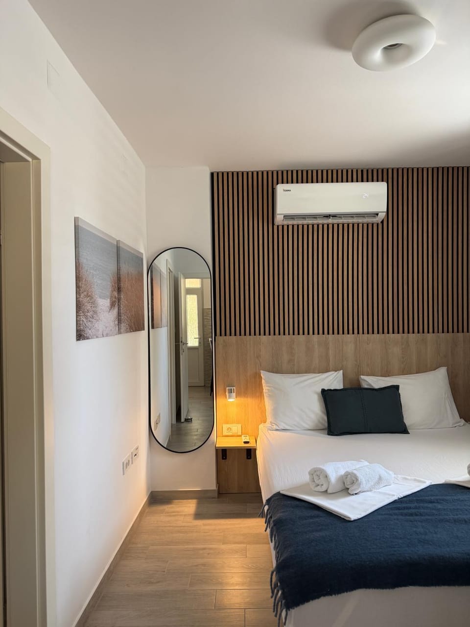 Bed, Bedroom, towels, air conditioner