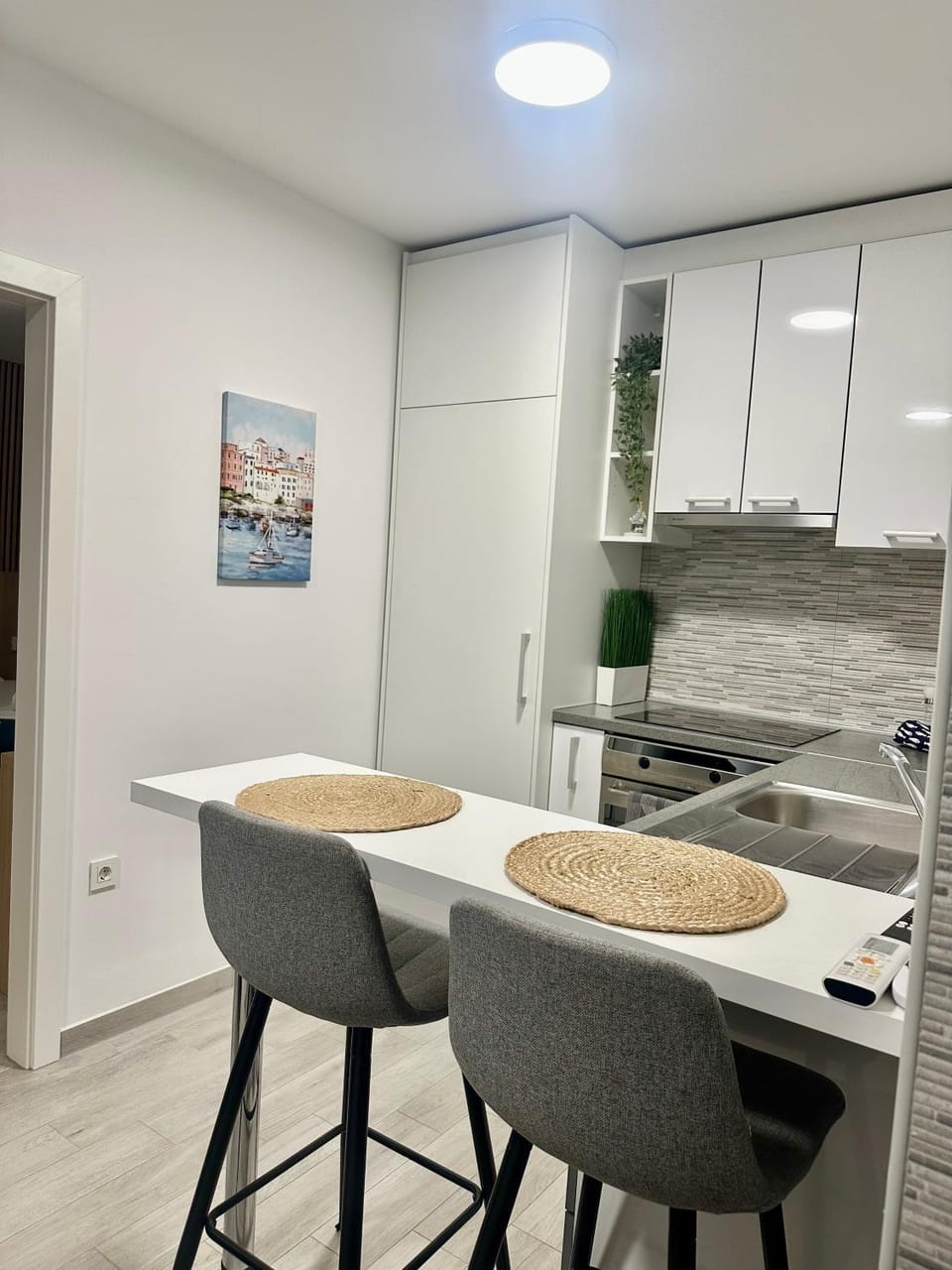 Kitchen or kitchenette, Dining area