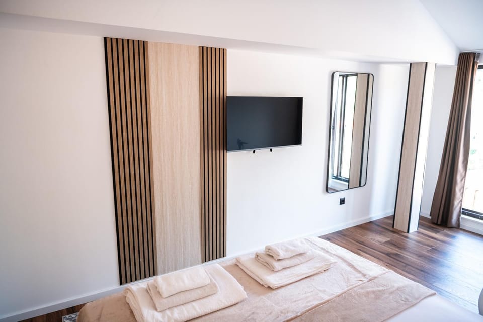 Bed, TV and multimedia, Bedroom
