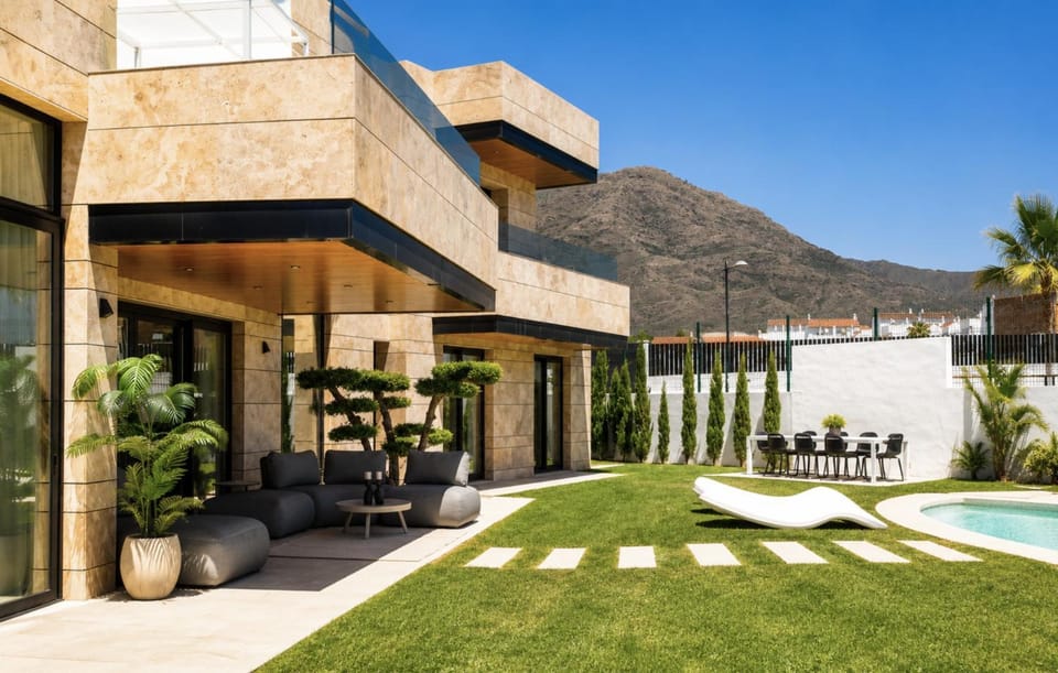 Property building, Day, Mountain view, Swimming pool