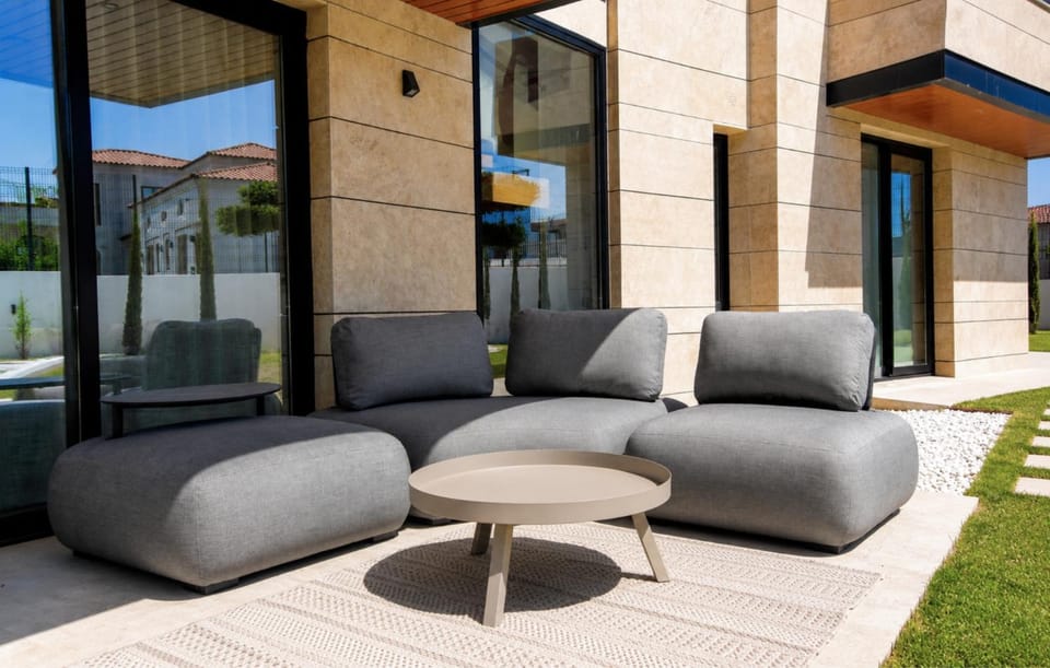 Property building, Balcony/Terrace, Seating area
