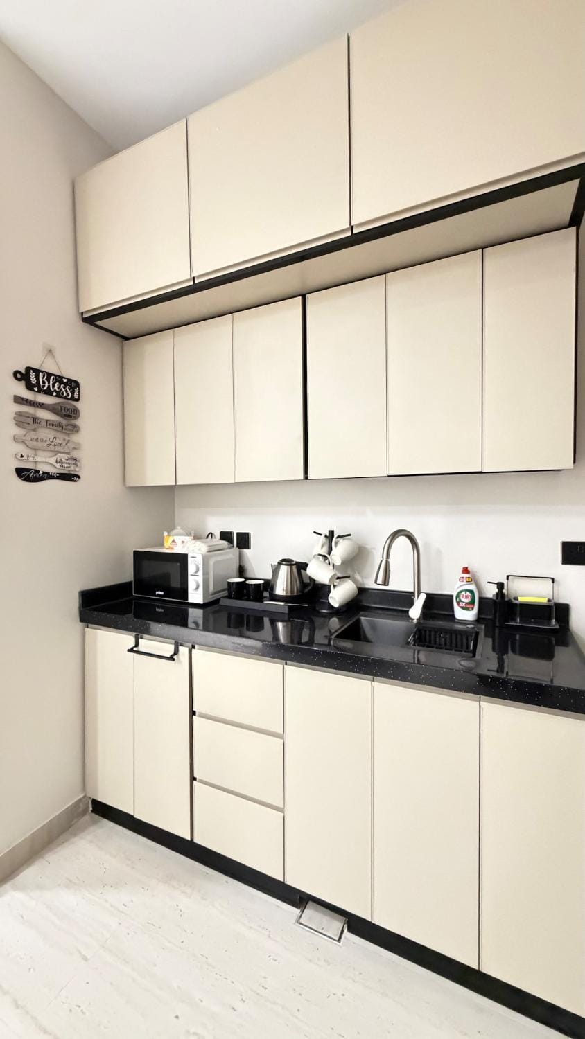 Kitchen or kitchenette, minibar, stove
