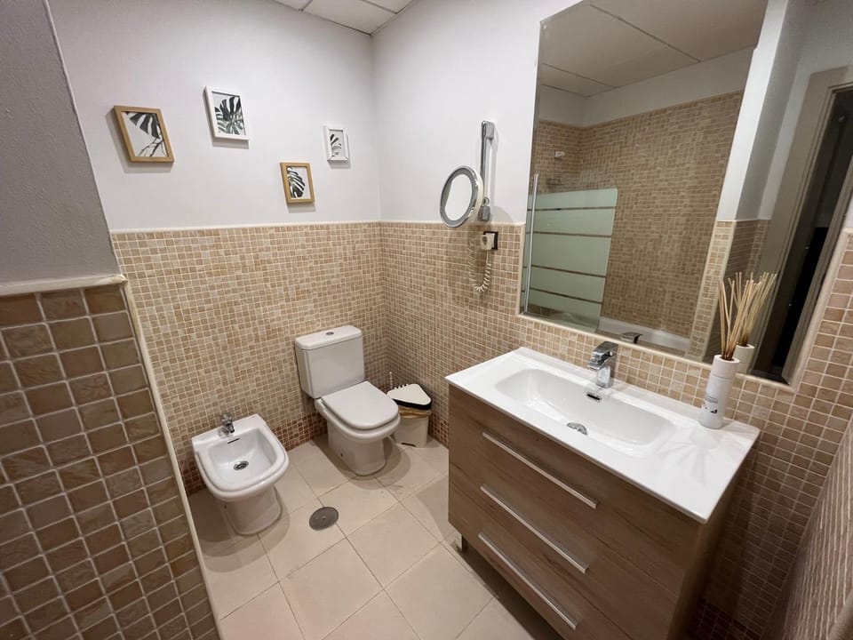 Elegant 3BR Apartment Near Calle Larios with Elevator and AC Apartment in Malaga