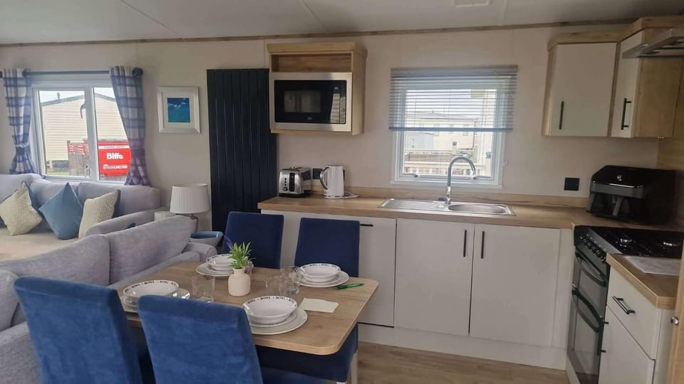 Coffee/tea facilities, Kitchen or kitchenette, Living room, Dining area, microwave, stove, toaster