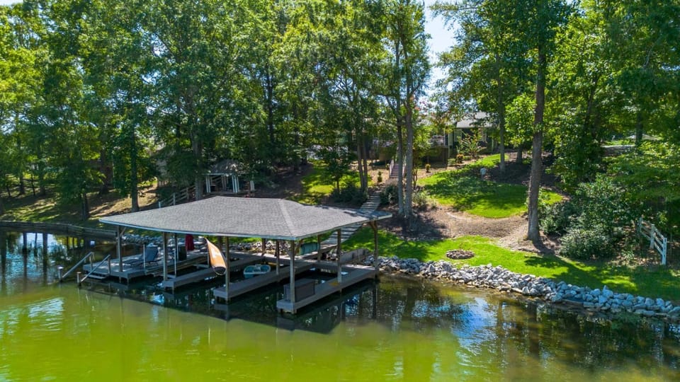 Tranquil Terrace at Watts Bar Lake House in Watts Bar Lake