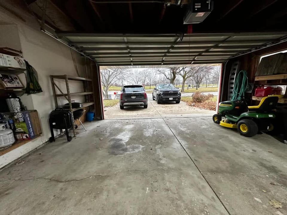 Downtown Oasis Hot Tub Garage 2 King Huge yard House in Milwaukee