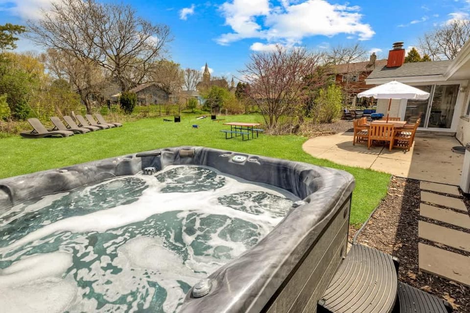 Downtown Oasis Hot Tub Garage 2 King Huge yard House in Milwaukee