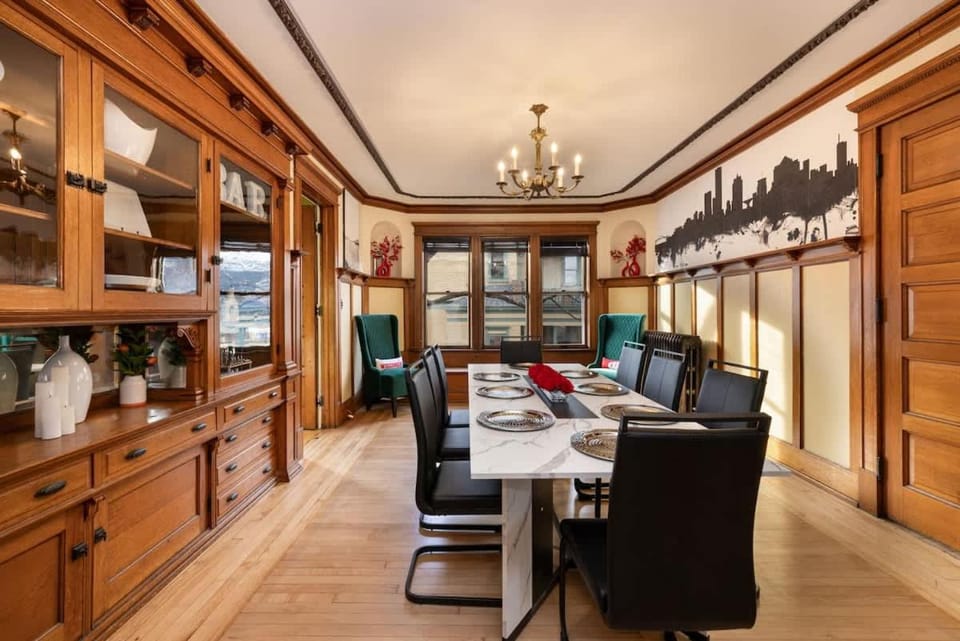 5BR Luxury Retreat With Huge Garage & 3 King Beds House in Milwaukee