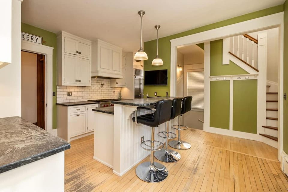 5BR Luxury Retreat With Huge Garage & 3 King Beds House in Milwaukee