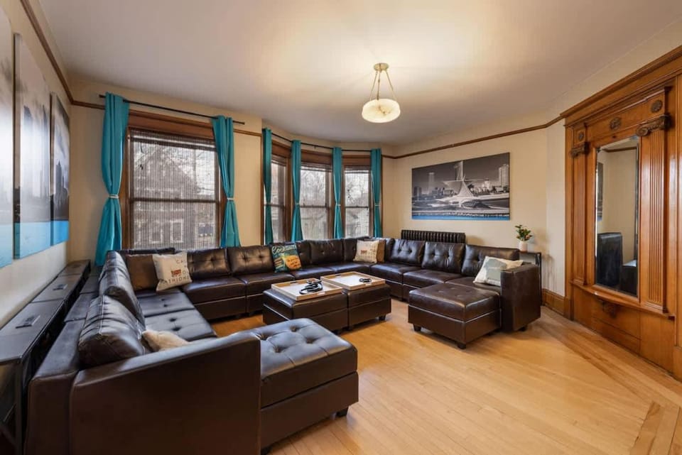 5BR Luxury Retreat With Huge Garage & 3 King Beds House in Milwaukee