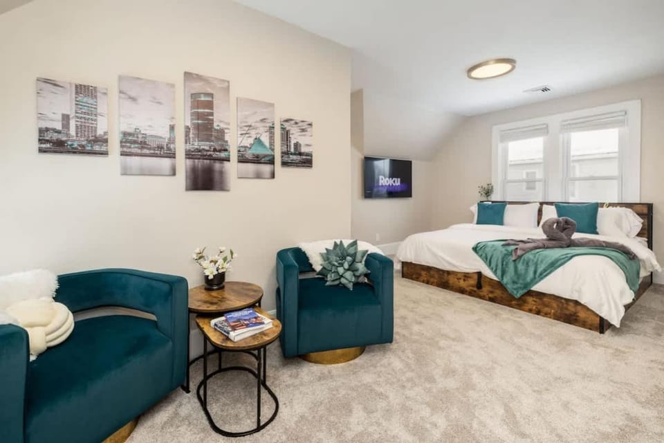 Downtown-2 King Beds-hot tub-Double Shower-Parking House in Milwaukee