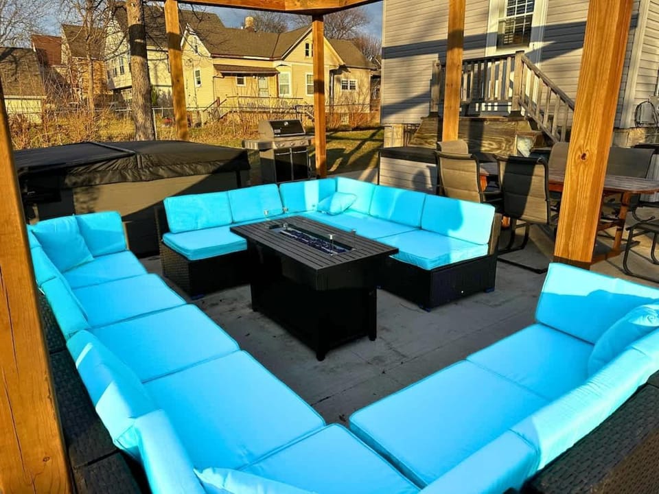 Downtown-2 King Beds-hot tub-Double Shower-Parking House in Milwaukee