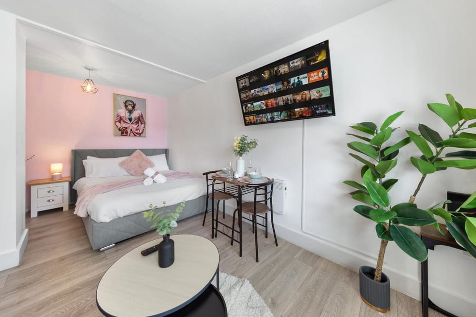 Photo of the whole room, Seating area, Bedroom