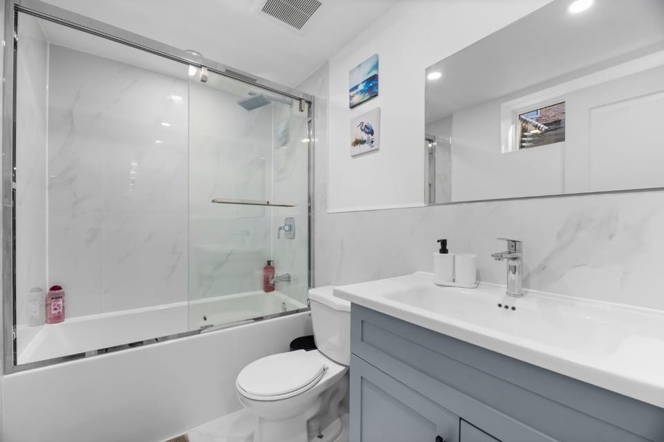 Dove Manor Spacious 9 Beds 3 Full Baths Near Pickering Centre House in Pickering