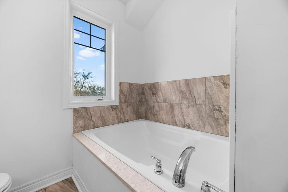 Dove Manor Spacious 9 Beds 3 Full Baths Near Pickering Centre House in Pickering