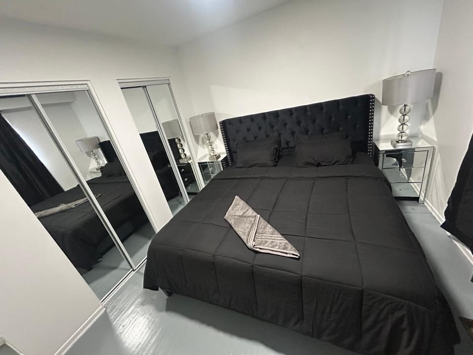 6ixx Noir Retreat Bed and Breakfast in Brampton