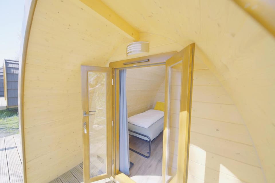 Traumhafter POD-S mit Seesicht - mit Terrasse aber ohne privates WC Campground/ 
RV Resort in Nidwalden