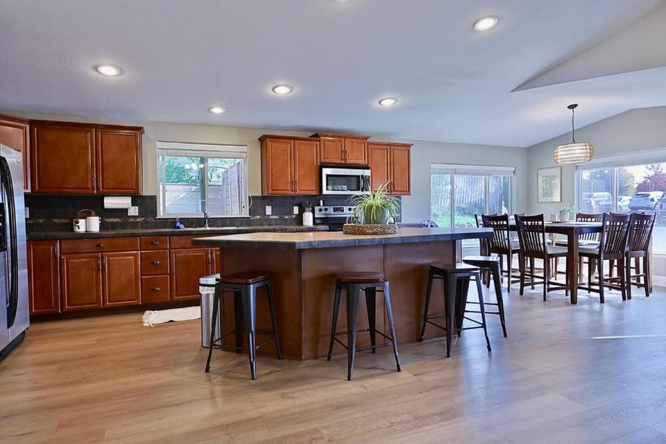 Happy's Hideaway, Downtown, Hot Tub, Sleeps 12 House in Ellensburg