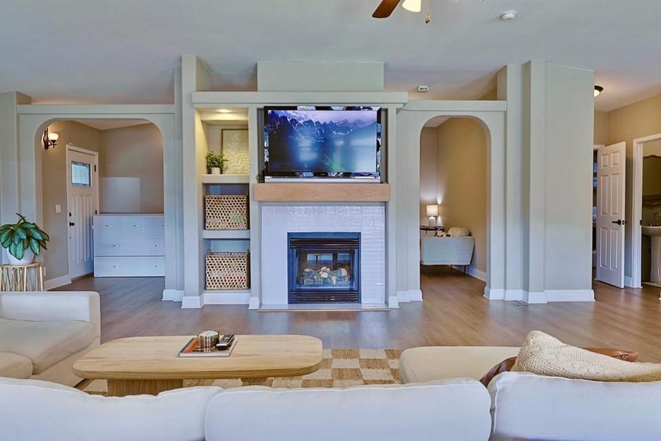 Happy's Hideaway, Downtown, Hot Tub, Sleeps 12 House in Ellensburg