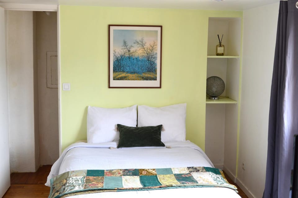 Photo of the whole room, Bedroom