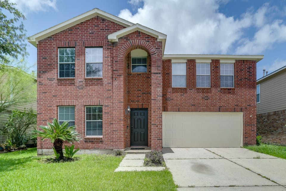 Near The Woodlands! Group Retreat w/ Yard & Patio House in Houston