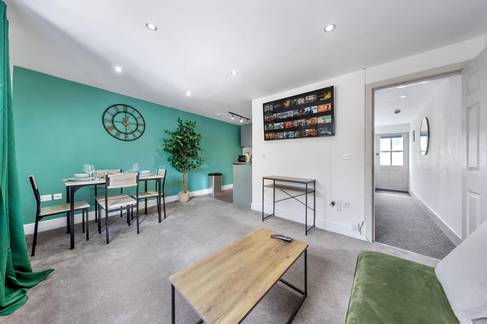 TV and multimedia, Kitchen or kitchenette, Living room, Seating area, Dining area