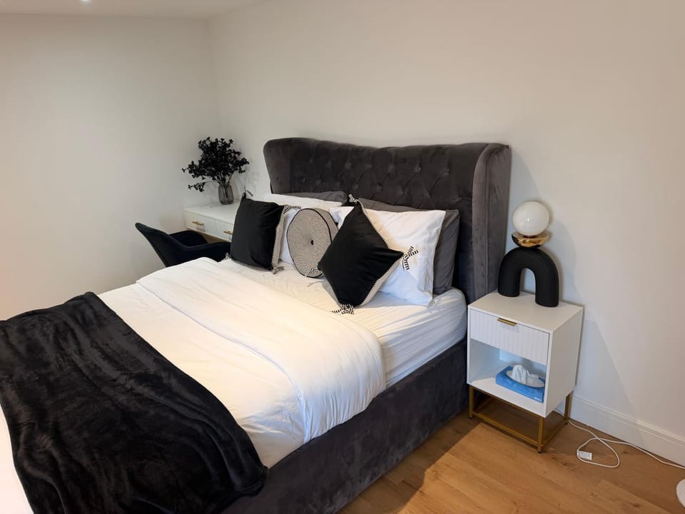 Gatwick LUXURY STUDIO FLAT House in Crawley