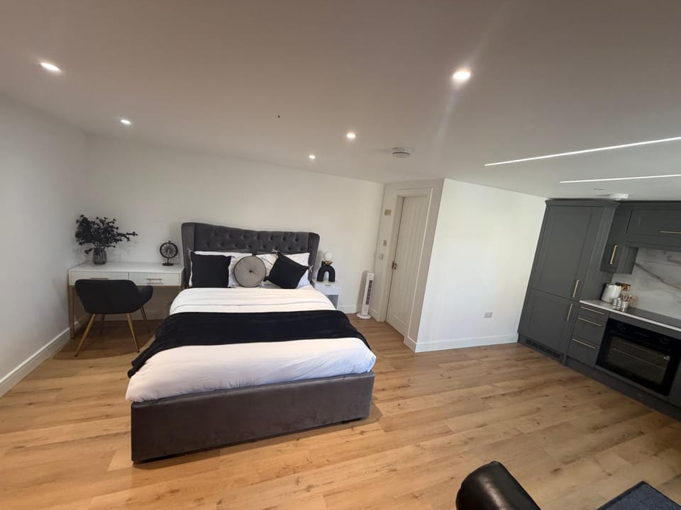 Gatwick LUXURY STUDIO FLAT House in Crawley