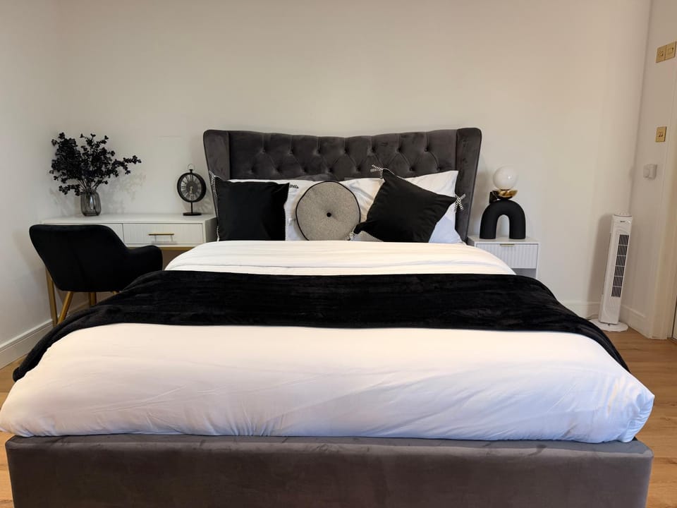 Gatwick LUXURY STUDIO FLAT House in Crawley