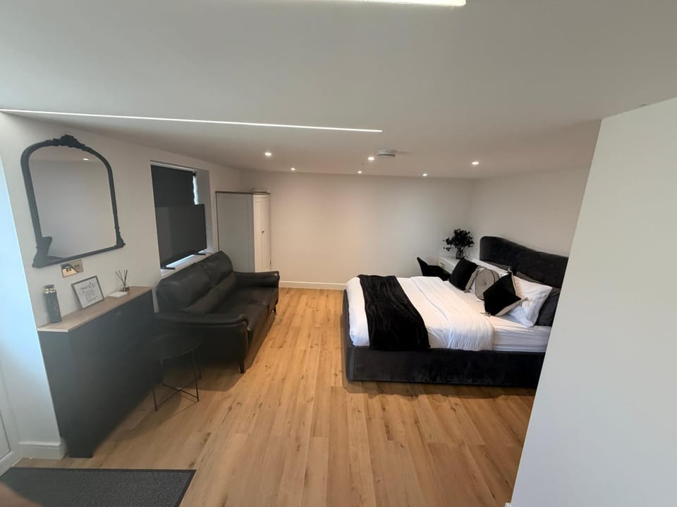 Gatwick LUXURY STUDIO FLAT House in Crawley