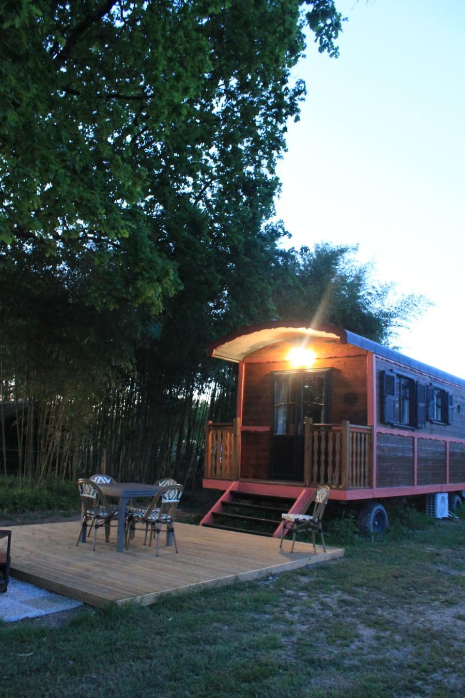 roulotte de charme avec jacuzzi privé Luxury tent in Nouvelle-Aquitaine