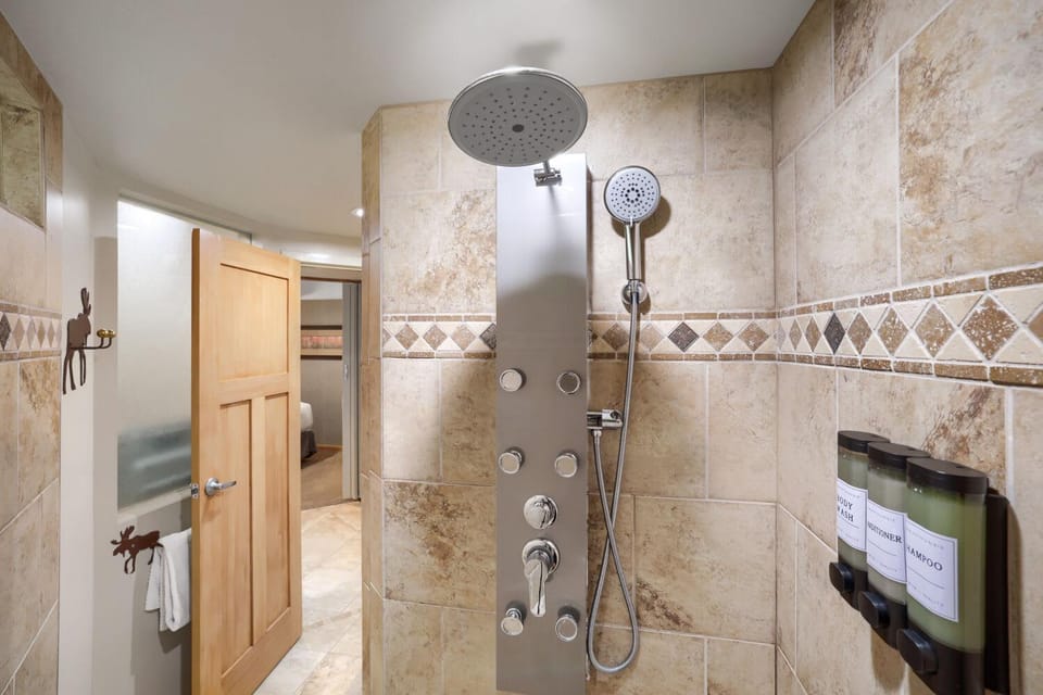 Beaver Run Slope View Retreat- Dog Friendly, 9 Hot Tubs House in Breckenridge