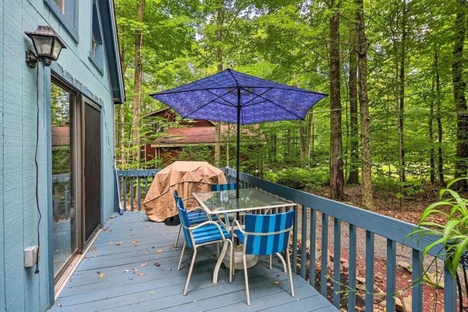Arrowhead Lake family chalet beach access Chalet in Coolbaugh Township