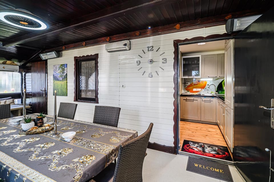 Kitchen or kitchenette, Seating area
