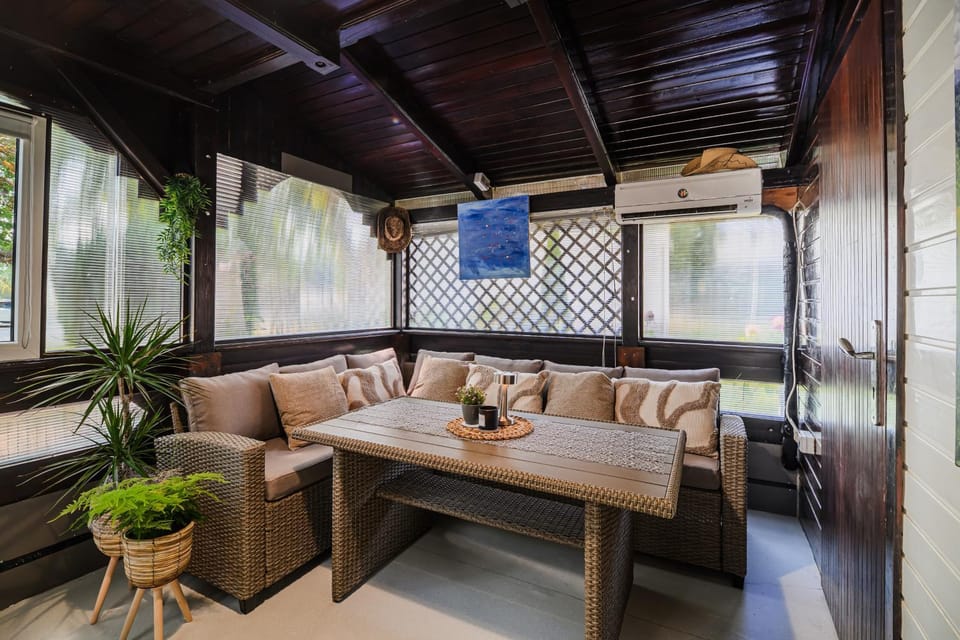 Patio, Seating area, air conditioner